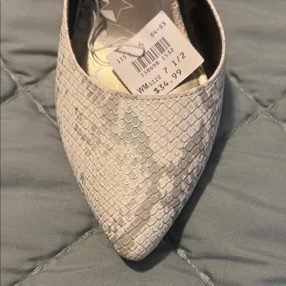 Chic Textured Women's Heels - Picture 3 of 8